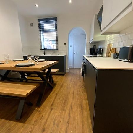 Centrally Located To The City Of Lincoln Exterior foto