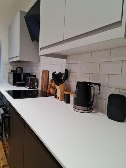 Centrally Located To The City Of Lincoln Exterior foto