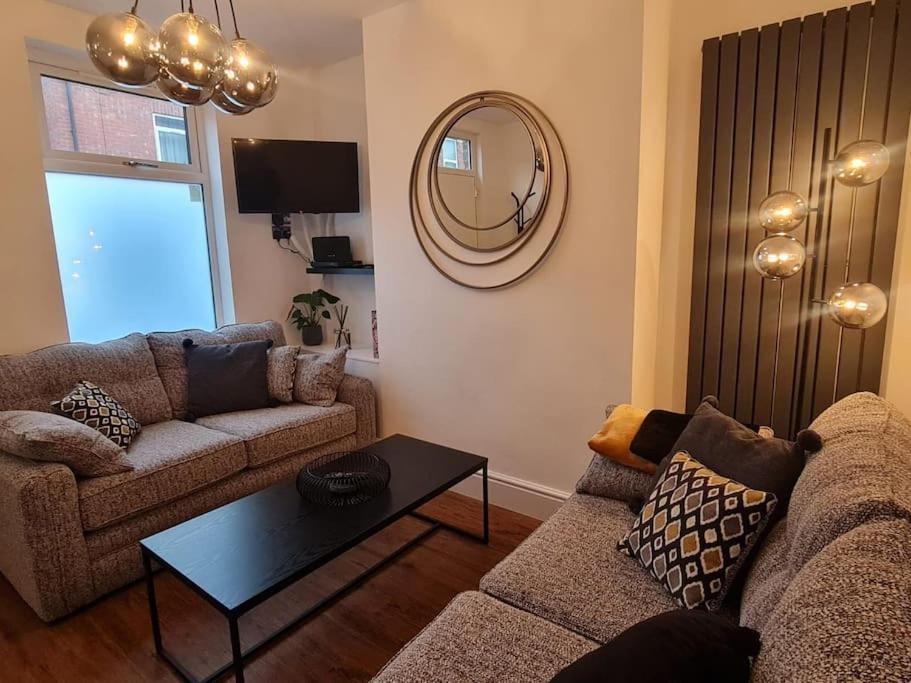 Centrally Located To The City Of Lincoln Exterior foto
