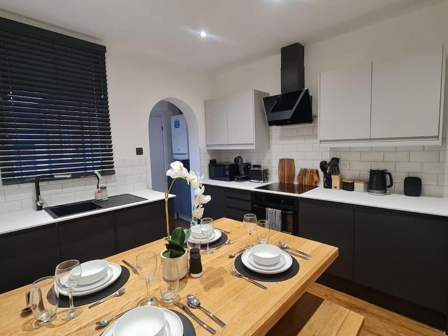 Centrally Located To The City Of Lincoln Exterior foto