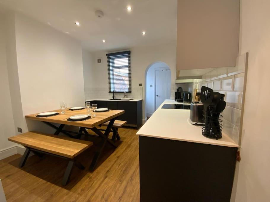 Centrally Located To The City Of Lincoln Exterior foto
